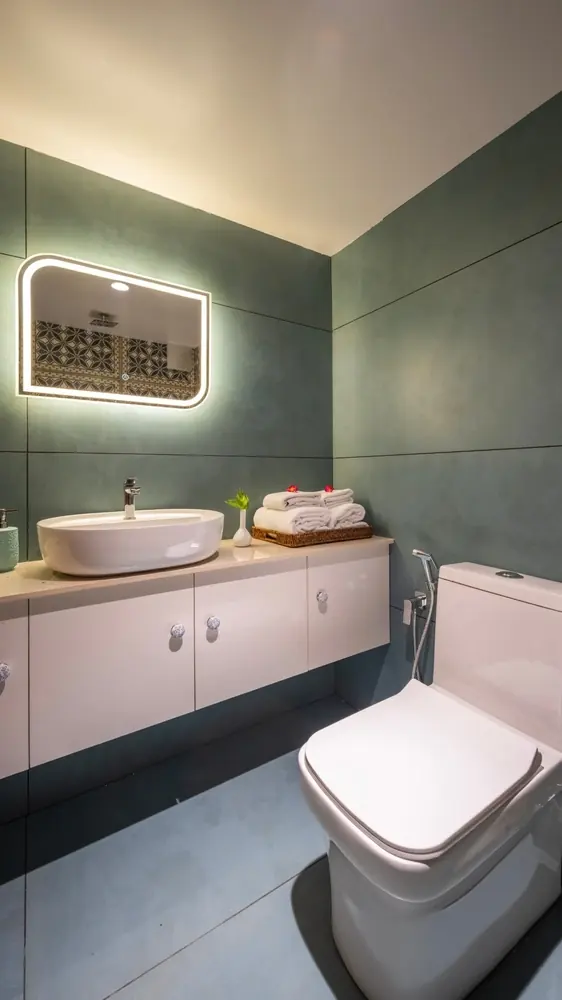 Indigo Suite washroom in a luxury Kerala houseboat